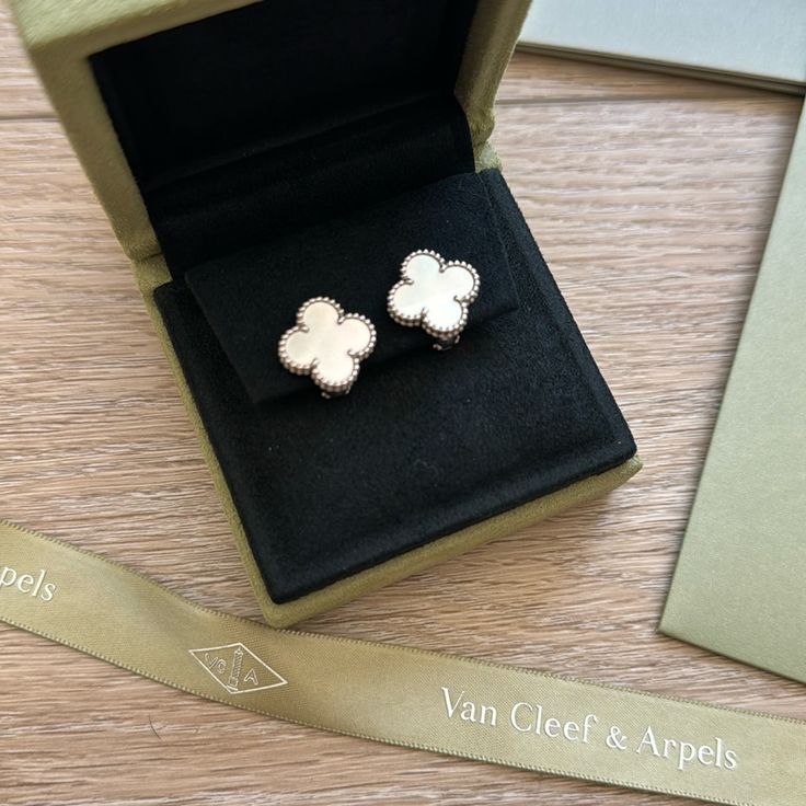 עגילי פרחים - לבן כסף