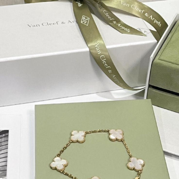 צמיד פרחים - לבן זהב